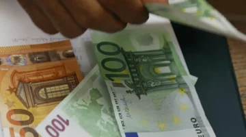 تراجع قياسي.. اليورو يسجل مستويات جديدة أمام الدينار الجزائري قبل رمضان